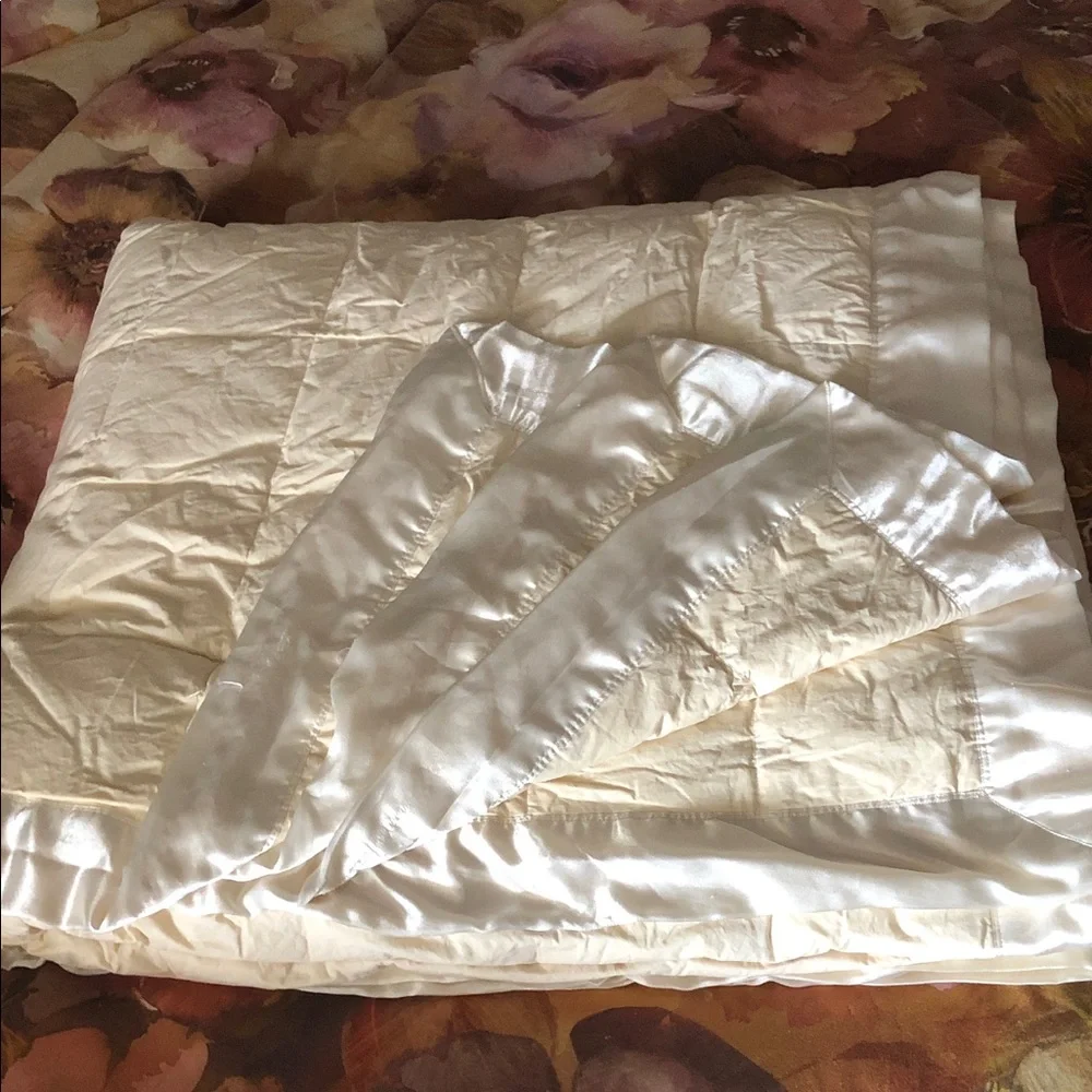 KING SIZE BLANKET WITH SATIN TRIM • CREAM